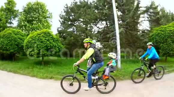 在绿茵公园骑单车视频的预览图