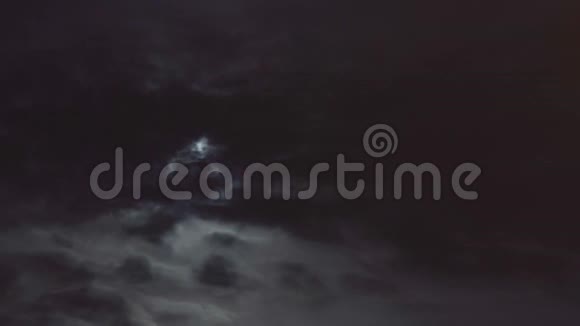 月亮落下了穿过云层的新月真漂亮高清视频的预览图