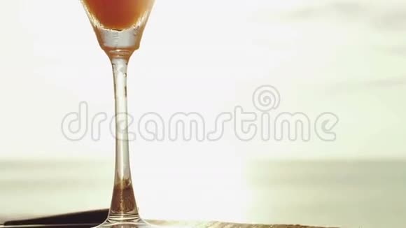 在热带海滩上喝杯含酒精的鸡尾酒视频的预览图