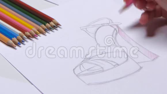 设计师绘制时尚鞋的草图并用粉红色装饰关门视频的预览图