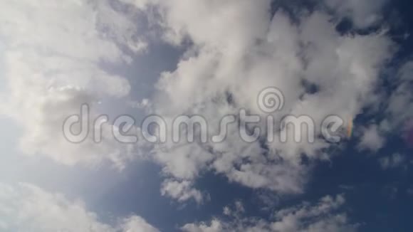 夏天的天空时间流逝太阳照耀着移动的云彩飞机视频的预览图