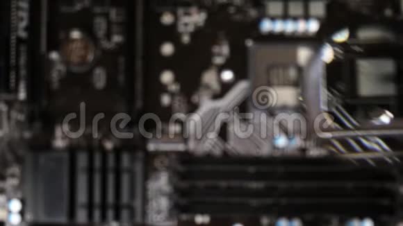 用放大镜分析主板的插座CPU视频的预览图