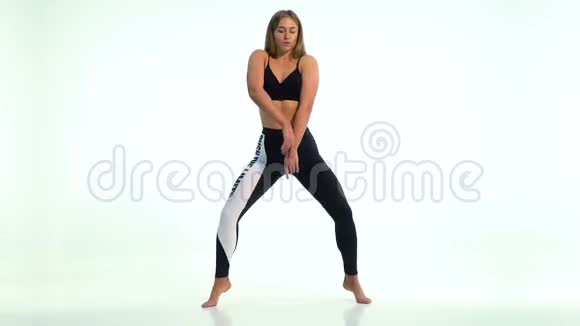 年轻健康的女人在白色背景下跳舞视频的预览图