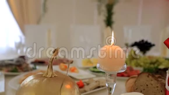 新婚夫妇的餐桌既漂亮又装饰时尚婚礼概念的内部背景模糊视频的预览图