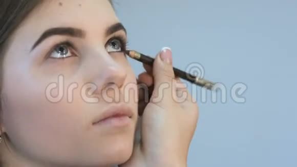 化妆师用睫毛妆来塑造的眼睛关闭视野视频的预览图