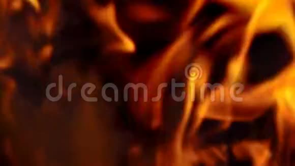 火焰慢动作燃烧在黑色背景上视频的预览图