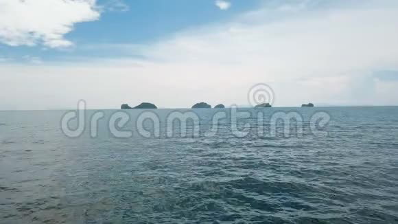 五个小落基岛在海上鸟瞰图视频的预览图
