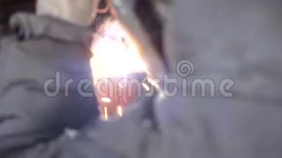 人焊接金属管道车间内金属结构的焊接视频的预览图