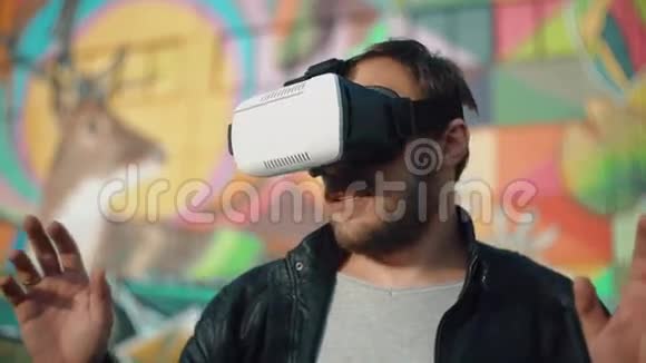 一个长胡子迷人的男人一副明亮背景的虚拟现实眼镜视频的预览图