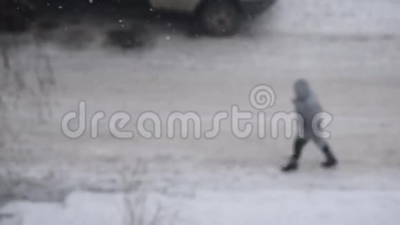 冬天下雪时女人在路上行走视频的预览图