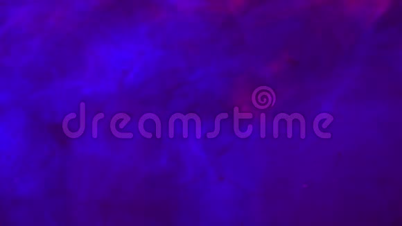 有色液体滴在水里蓝色和红色混合成紫色颜色下降视频的预览图