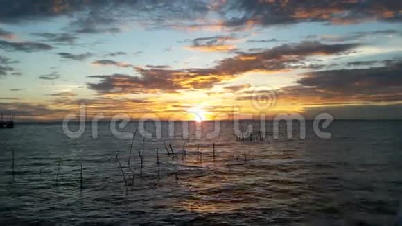 太阳落山在大海后面视频的预览图