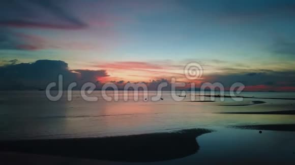 日落时平静的大海空中观景台向后移动视频的预览图