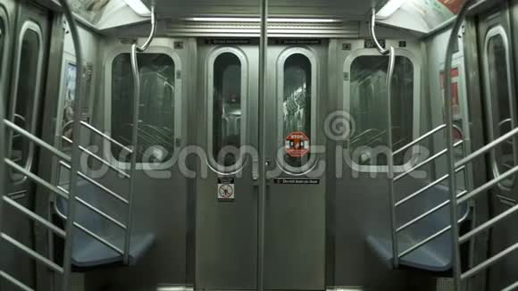 一辆火车纽约的地铁视频的预览图
