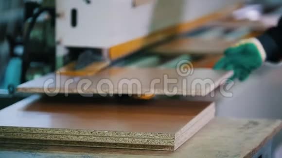 工厂木制家具零件的准备视频的预览图