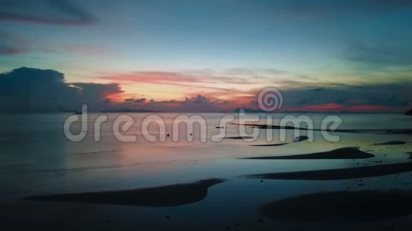 日落时平静的大海空中观景台起重视频的预览图