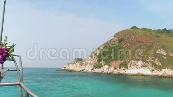 泰国林岛克里菲岸景从带有木柱木槿的帆船上观看视频的预览图