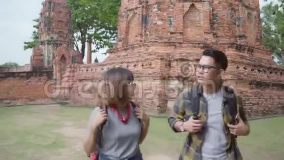 背包客甜蜜情侣在传统城市令人惊叹的地标享受他们的旅程视频的预览图