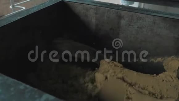 工业机械转子黄砂绞桩工作件视频的预览图
