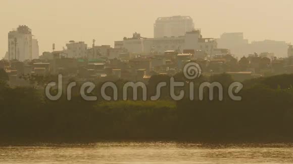 河内市傍晚雾霾2俯瞰这条河越南视频的预览图