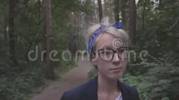 一个在森林里向镜头走去的美丽女孩视频的预览图