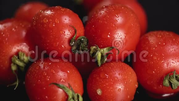 极端特写西红柿与水滴带有复制空间的模糊效果视频的预览图