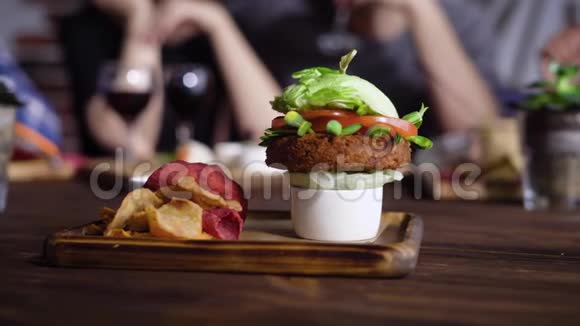 一种健康的蔬菜汉堡用胡萝卜片番茄片生菜叶和大豆苗做成洋葱视频的预览图