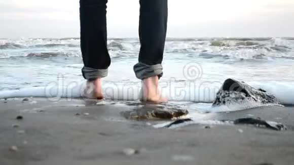光着脚走在冬天的海边视频的预览图