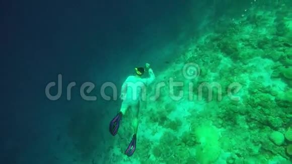 男性自由潜水员在自由活动中浮出水面视频的预览图