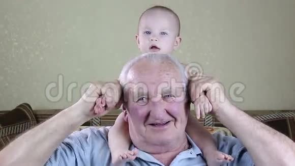老人在玩婴儿视频的预览图