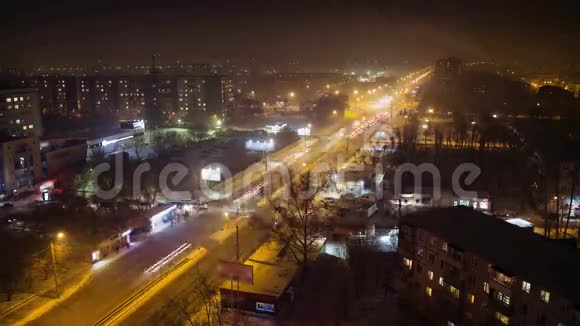 夜街的汽车运动城市道路夜间交通时间流逝视频的预览图