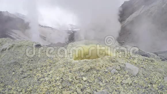 火山口活火山热场蒸烟烟视频的预览图