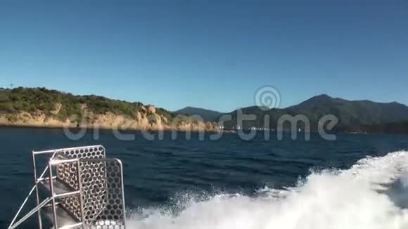 新西兰一艘移动游艇上的青山和平静的海景视频的预览图
