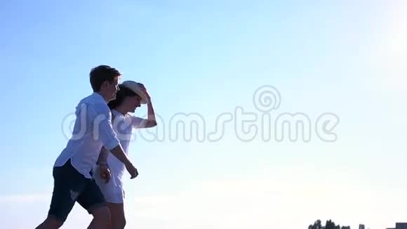 穿着白色衣服在天空中奔跑的情侣视频的预览图