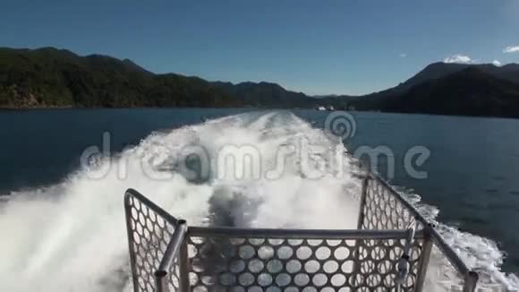 新西兰一艘移动游艇上的青山和平静的海景视频的预览图