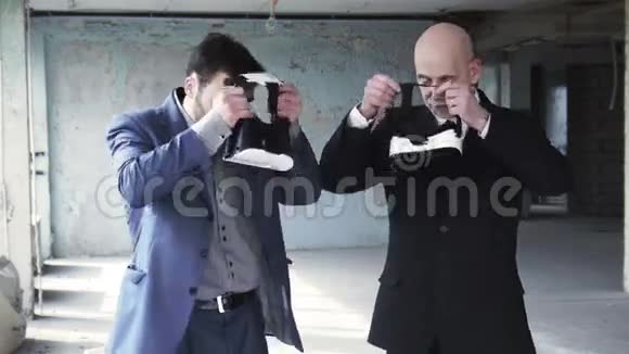 两个商人戴着vr护目镜说话视频的预览图