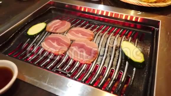 把肚皮猪肉放在韩国烤肉上视频的预览图