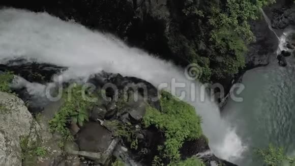 巴厘岛热带山脉瀑布视频的预览图