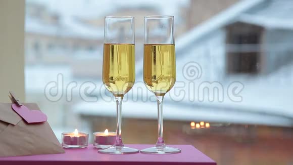 圣瓦伦丁节烛光下的香槟酒杯视频的预览图