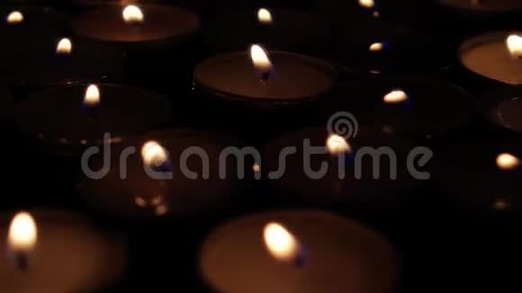 很多蜡茶蜡烛在燃烧浪漫温柔诱人情色的视频的预览图