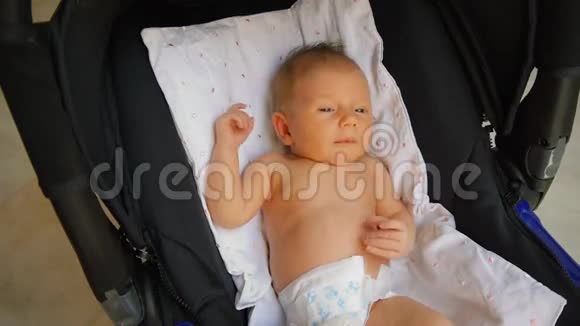 新生儿在汽车座椅上打喷嚏视频的预览图