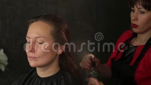 主理发师用芥末造型发与喷雾红发女孩视频的预览图