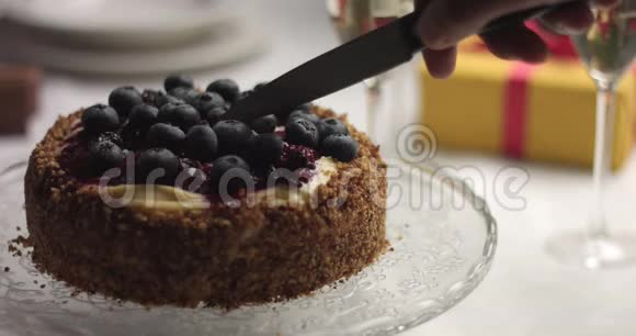 用香草奶油和蓝莓切制自制蛋糕视频的预览图