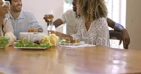 两对幸福的夫妇在吃饭时品尝酒杯视频的预览图