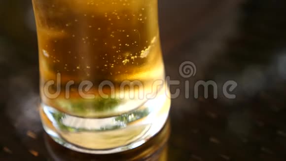杯子里的啤酒4k慢运动啤酒中的气泡慢慢上升视频的预览图
