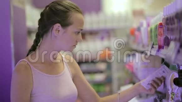 有魅力的女人在超市的化妆品区看护身品视频的预览图