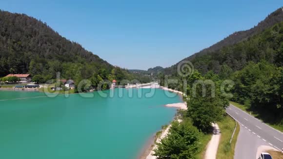 巴伐利亚阿尔卑斯山的萨拉奇湖鸟瞰美丽景观湖色绿松石德国施奈兹勒鲁斯旅费视频的预览图