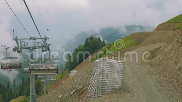 从移动的椅子升降台可以看到山谷山脉的景色视频的预览图
