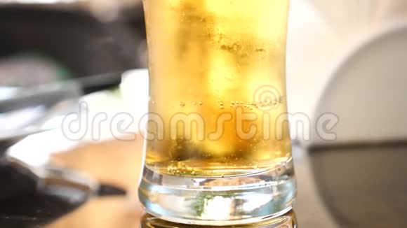 杯子里的啤酒4k慢运动啤酒中的气泡慢慢上升视频的预览图