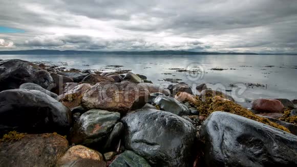 从岩石上看到峡湾的景观4K时间间隔镜头挪威视频的预览图